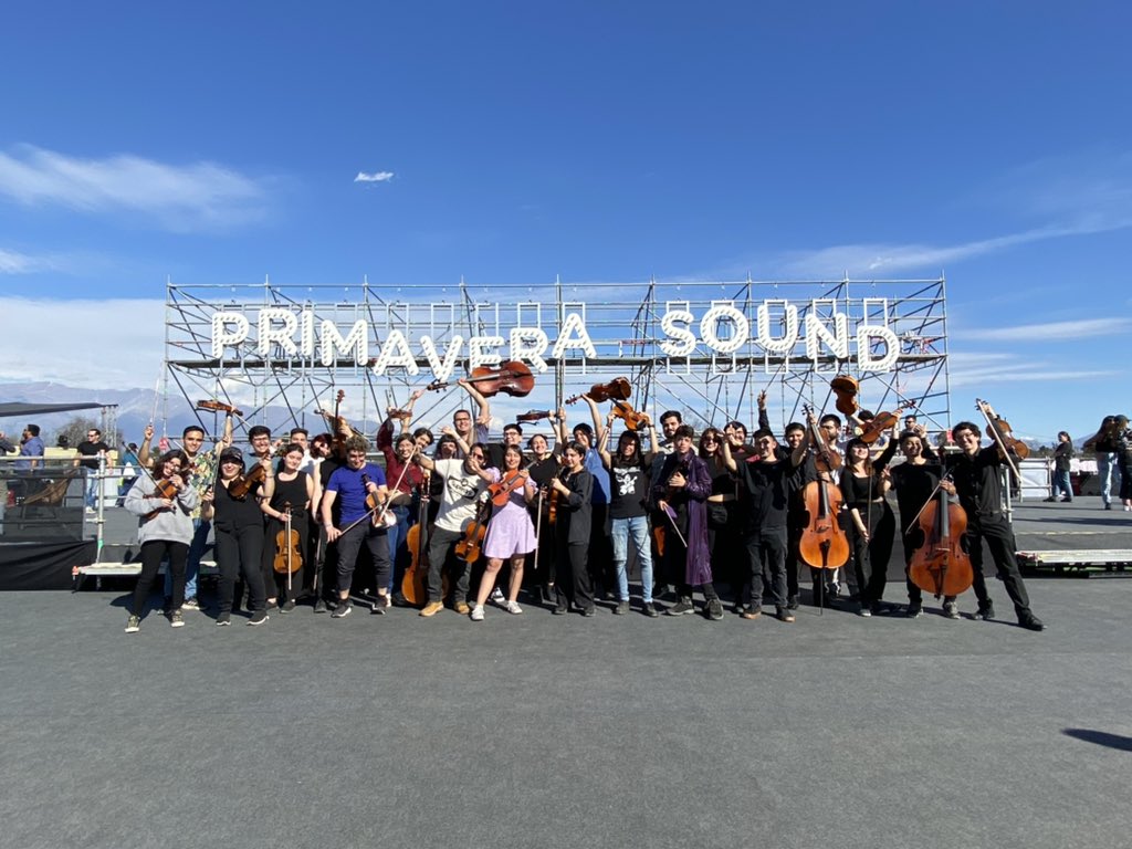 FOJIChile's tweet image. ✨ El gran honor y la gran felicidad que significa para nuestros y nuestras jóvenes intérpretes compartir escenario con una artista como Björk, es indescriptible. 

¡FOJI Somos todas y todos! 💪🎶