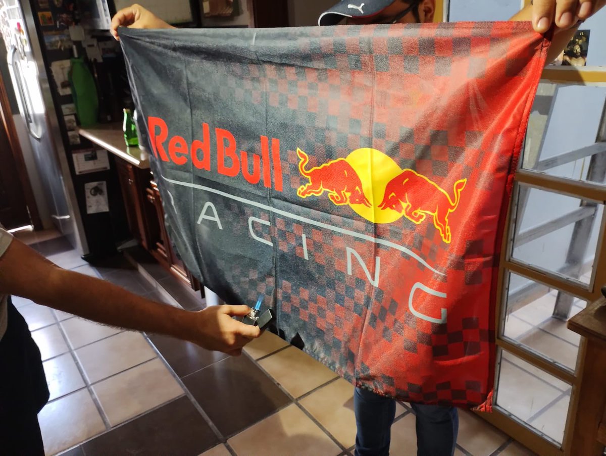 xpia007's tweet photo. @redbullracing @Max33Verstappen  🖕🏻 https://t.co/F8S4ErJMYX