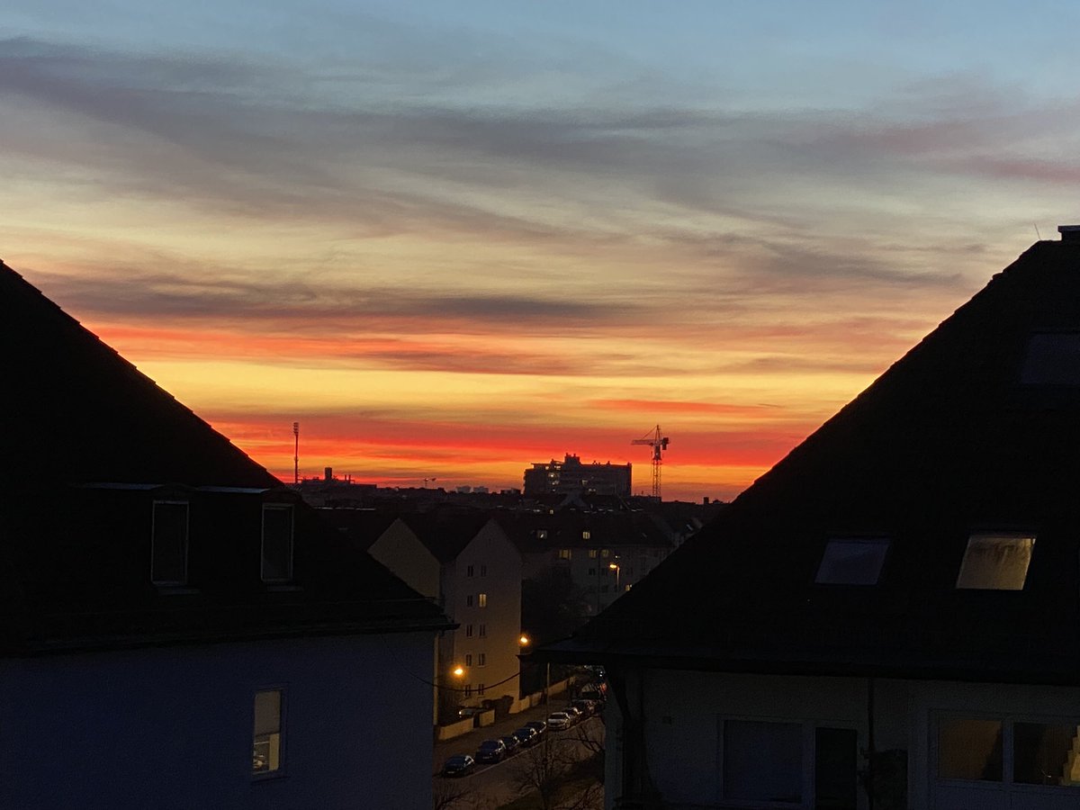 Büro mit Aussicht in München-Giesing! Heute gab es wieder einen wundervollen #Sonnenuntergang über den Dächern von München.