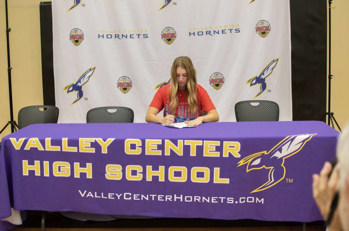 VCSoftball's tweet photo. Next signee is @kennedyjohhnson Who’s going to be a blue dragon at @HutchSoftball!! Great job ken💜 https://t.co/wCspXiNtS7