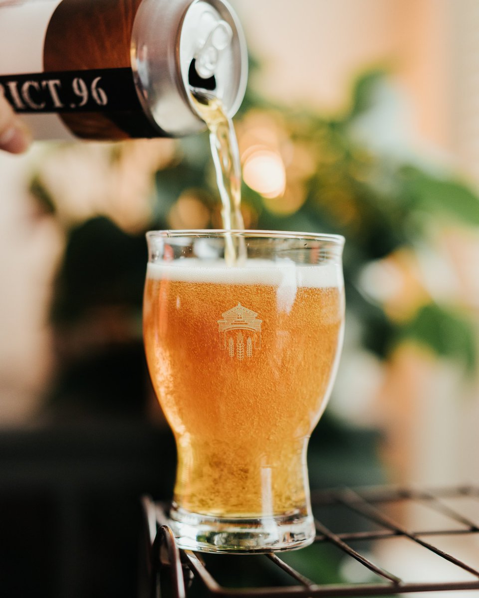 beerswithshim's tweet photo. First snow of the season seems like a pretty good day to watch football and open some pumpkin beers! Hello Gourd-geous from #District96 is a nice pumpkin beer with a slightly sweet finish. Not a bad Sunday! 🍻 https://t.co/3UQek6HQKm