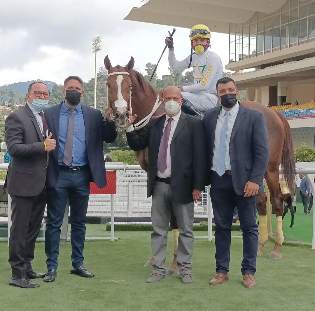 Fotos 📸 | "Il Filangieri" (9) obtuvo la victoria en la 6ta. carrera con la monta de C. Gil y entrenamiento de J. R. Villegas.

👉 En el segundo puesto llegó "Príncipe Aaron" (4). 

#Hipismo