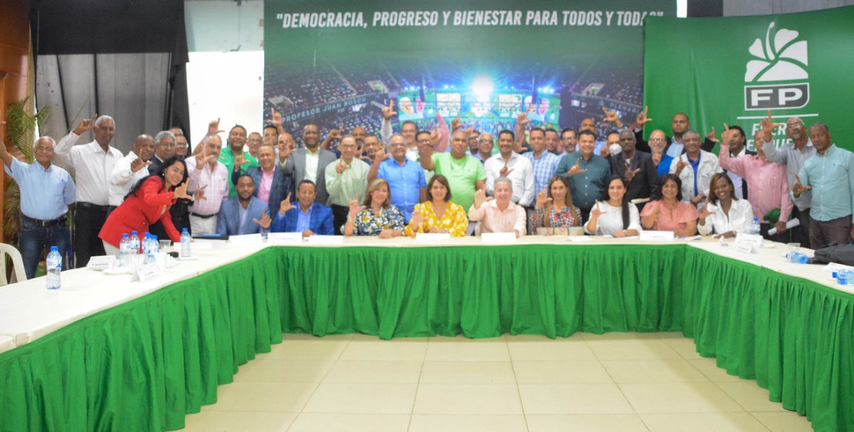 FatimaRoqueR's tweet photo. Pleno de Dirigentes de la Secretaría de Asuntos Electorales del partido de la Fuerza del Pueblo, preparando su batallón para llevar nuevamente a Leonel Fernández a la Presidencia en el 24 https://t.co/YB7nF1OSA8