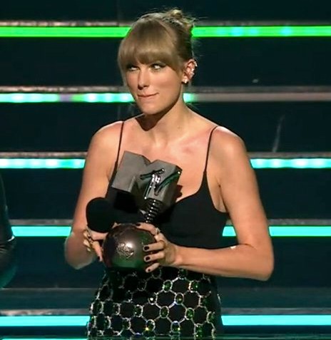 TheSwiftSociety's tweet photo. what does she know.... https://t.co/KwHyWszuWQ