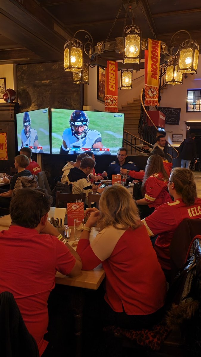 kejy2000's tweet photo. ... now incredible fun at the @Chiefs watchparty at Augustiner Klosterwirt Munich... 😍
What a weekend! @Robertalberino https://t.co/gGdeujQxWi