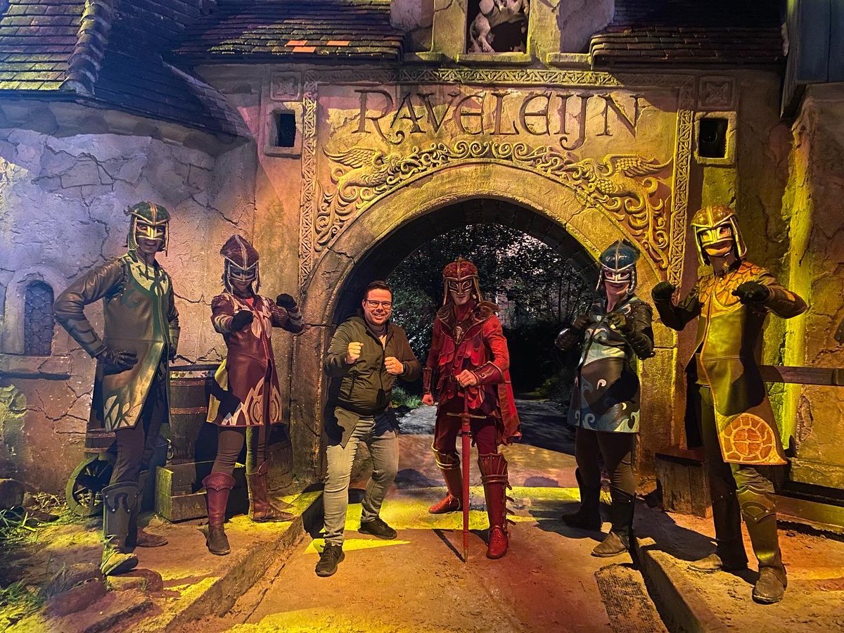 Heldendiner bij Raveleijn. Top concept! Goed eten, nog betere service, en heerlijk entertainment. Helaas geen kids om mee te nemen voor Riddertraining maar volle bak mee geklapt. Dit is de 9+ ervaring waar de #Efteling het over heeft. Wat een zalige avond❤️