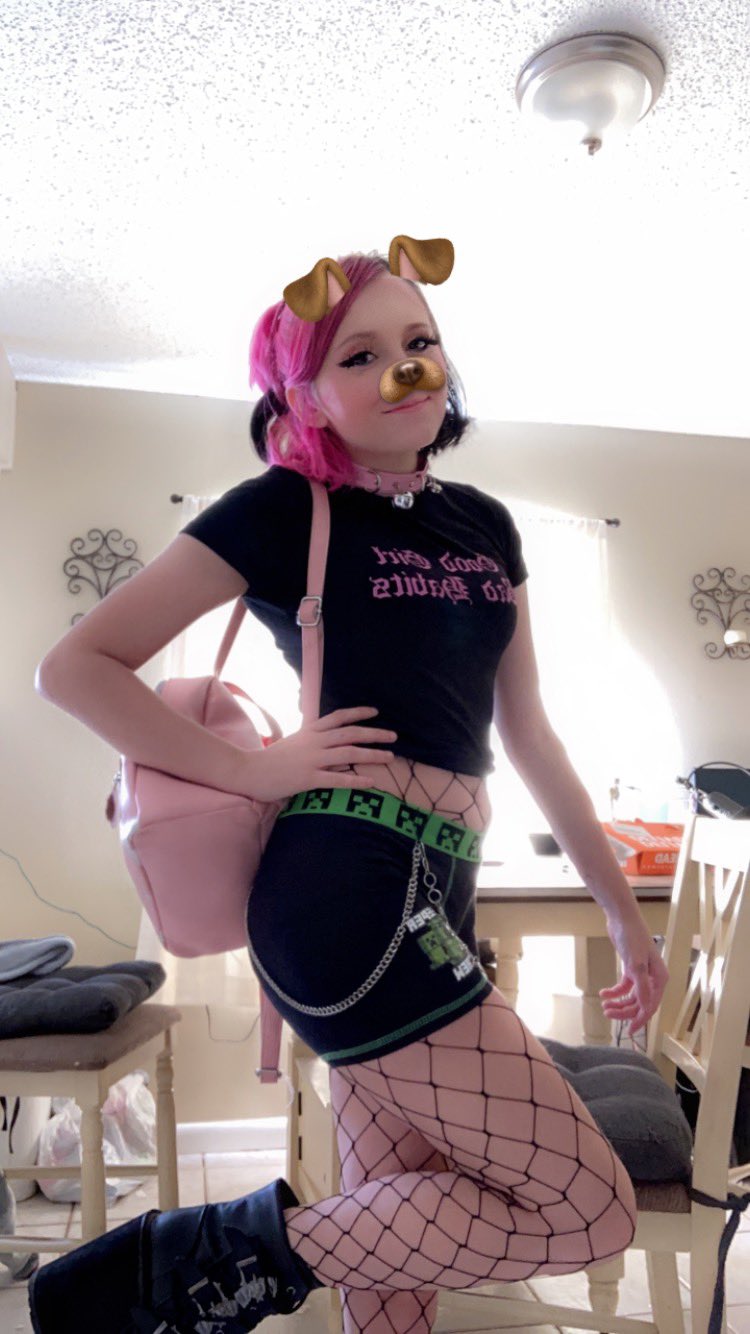 Taya on a break on Twitter "A streamer in their wild Florida natural habitat, the beach