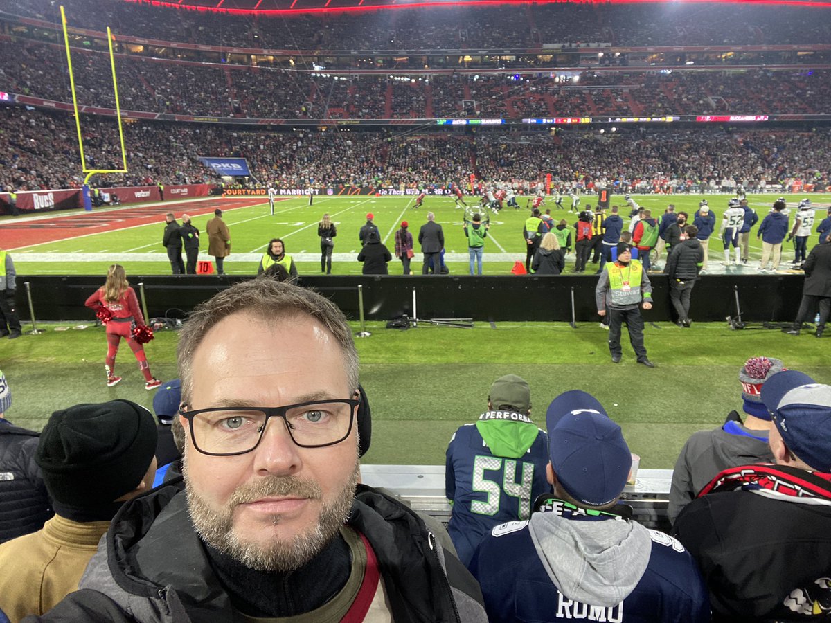 DavidBorkovec's tweet photo. Super zápas Tampa Bay Buccaneers vs Seattle Seahawks v Allianz Arena v Mnichově. Bucs zvítězili 21:16! #GoBucs #TB12 #NFL https://t.co/5QwoFD6xKi