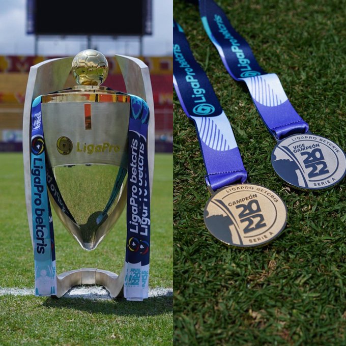 El título y las medallas para el campeón.