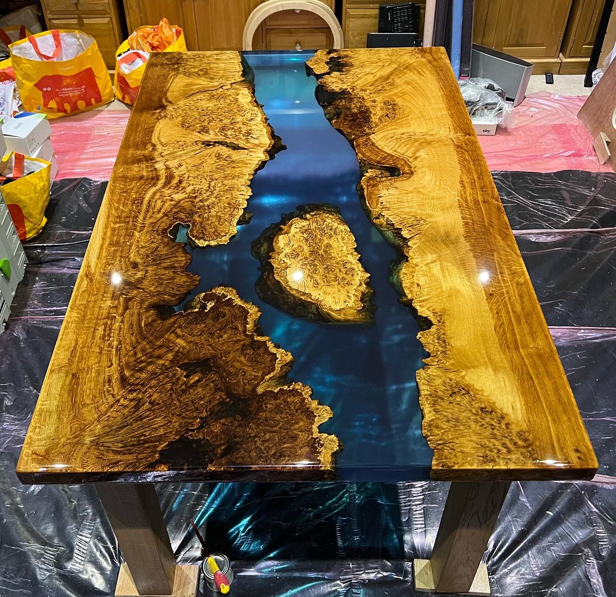 DIYJase's tweet photo. It’s finished, just needs moving into kitchen now. Kind of happy with it, been a longtime in the making as stopped making them a few years ago to go back to working in London
#islandtable #rivertable #liveedge #islandcollection #table #kitchentable #diningtable #woodwork #resin https://t.co/yGdJaXcQEN