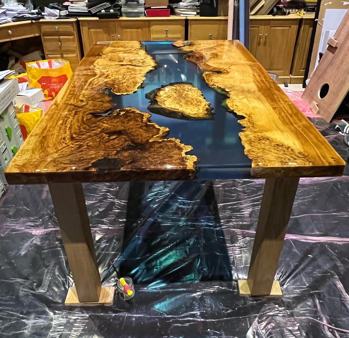 DIYJase's tweet photo. It’s finished, just needs moving into kitchen now. Kind of happy with it, been a longtime in the making as stopped making them a few years ago to go back to working in London
#islandtable #rivertable #liveedge #islandcollection #table #kitchentable #diningtable #woodwork #resin https://t.co/yGdJaXcQEN