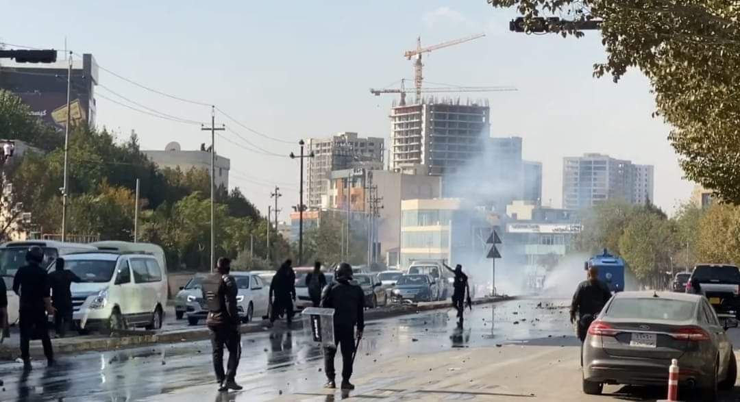 mdmrjy1's tweet photo. کوردستان لە دژی بریکارەکان سەرهەڵدەدا
لەبەرامبەر ئەو کەسانەی کە کاڵاکانیان بە زایۆنیستەکان فرۆشتووە

 #مەسعود_موچە_دەدزێت https://t.co/zI0PARcHCv