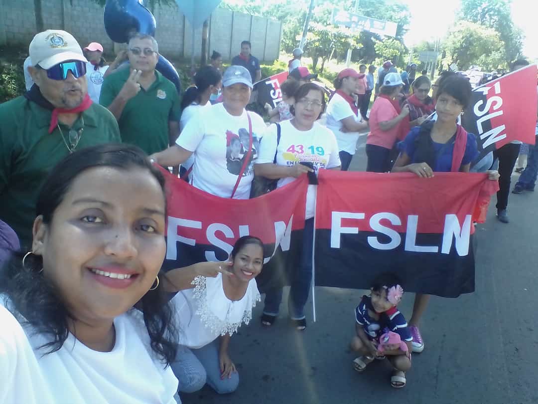 InesVanessaPer1's tweet photo. Nuestra #UveDenisSilva presente en la caravana del amor 🥳🕊️🚘🚗🛵🚲
Celebramos la victoria del pueblo en las alcaldías 👨‍👩‍👧‍👦💃🕺
#LeonRevolucion ❤️🖤
#UnidosVencemosVenceremos
@Darling44569868 @siproesunanleon @FcoRosales78 @PedroOcon21 @AnaiGZ9 @PrensaPopulr @ArielPitaF @_jajeles https://t.co/dVh6fJQNi1
