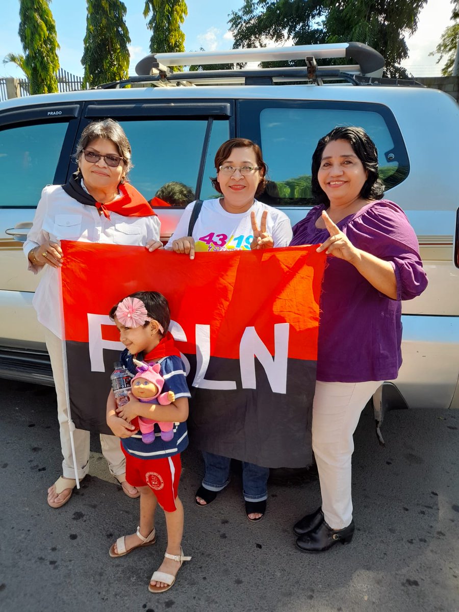 InesVanessaPer1's tweet photo. Nuestra #UveDenisSilva presente en la caravana del amor 🥳🕊️🚘🚗🛵🚲
Celebramos la victoria del pueblo en las alcaldías 👨‍👩‍👧‍👦💃🕺
#LeonRevolucion ❤️🖤
#UnidosVencemosVenceremos
@Darling44569868 @siproesunanleon @FcoRosales78 @PedroOcon21 @AnaiGZ9 @PrensaPopulr @ArielPitaF @_jajeles https://t.co/dVh6fJQNi1