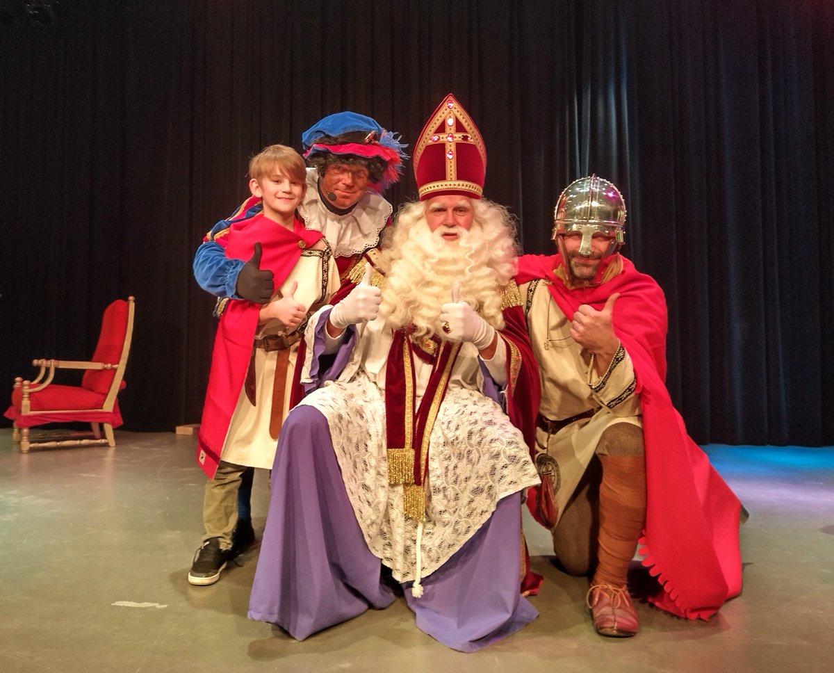 crypte_de's tweet image. Sint Maarten hoorde dat Sint Nicolaas ook in Gennep was. Nou, dan ga je als medesint toch even collegiaal op bezoek? (Met een kleine Sint Martinus in opleiding..) #Gennep #SintNikolaas #Sinterklaas #SintMaarten