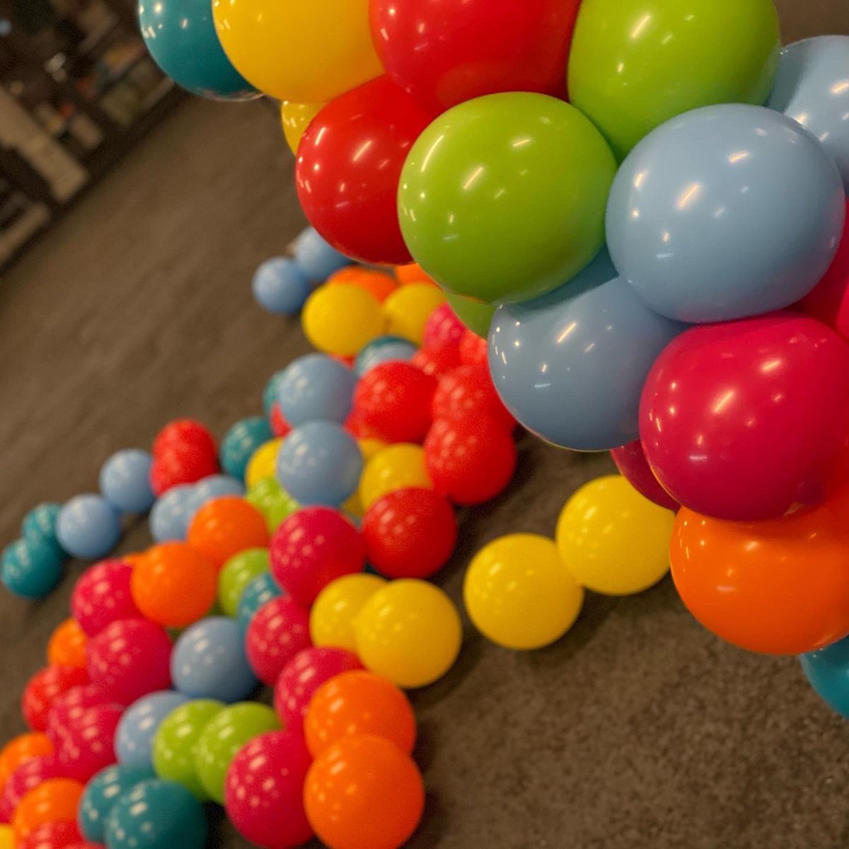 BalloonsAreFun_'s tweet photo. Friday fun day! 😁🎈

Last Friday we definitely had lots of fun, setting up this colourful fun balloon arch for Children’s Achievement Awards organised by Swindon Borough Council 👍🏆 🎉🎈

What a fantastic venue as well! It was hard  to resist the slide 🛝😆🎈

#balloonsarefun https://t.co/Sw0NOr8JYC