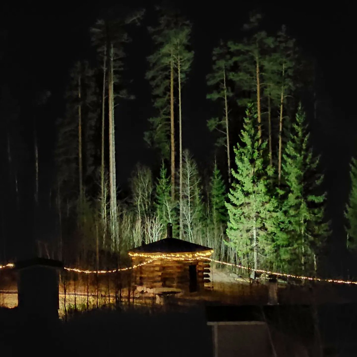 HePentt's tweet photo. Se alkoi vihdoin saunatontullakin sisäruokintakausi ja saunojat pääsee Hilda mökkiin vaihtamaan vaatteita ja suihkuun.
Pitkästä aikaa saunojia oli vastaanottamassa myös rescue patrollin jäsen
#bordercollie #timppa
#sauna
#smokesauna
#savusaunat
#saunafromfinland
#gosaimaa https://t.co/licCyFQY9L