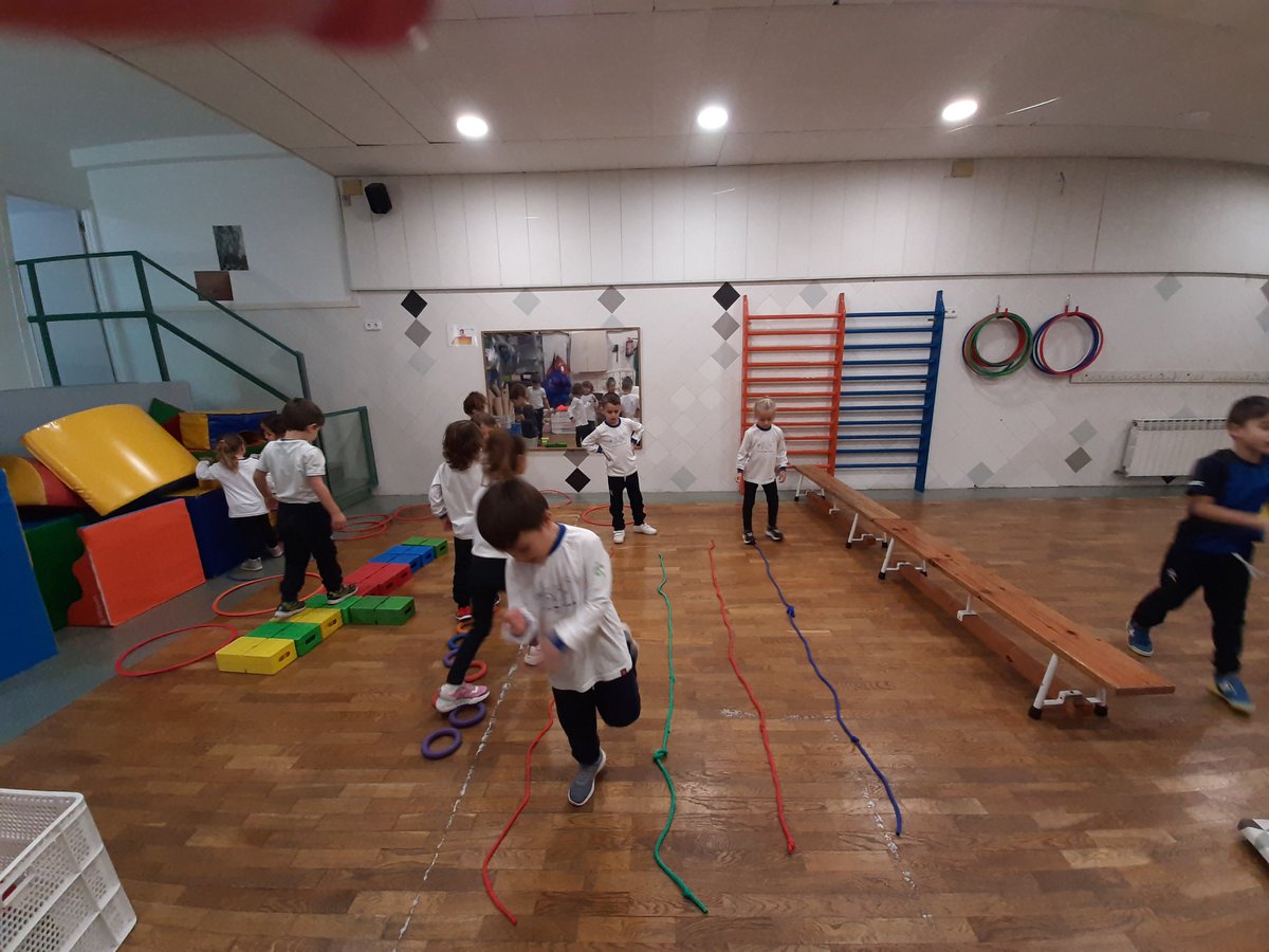 marta_mdc's tweet photo. A psicomotricitat els nens i nenes de P5 han construit els seus circuits de salts i equilibris!!
@escolamdcprat https://t.co/sNnXOocnTS