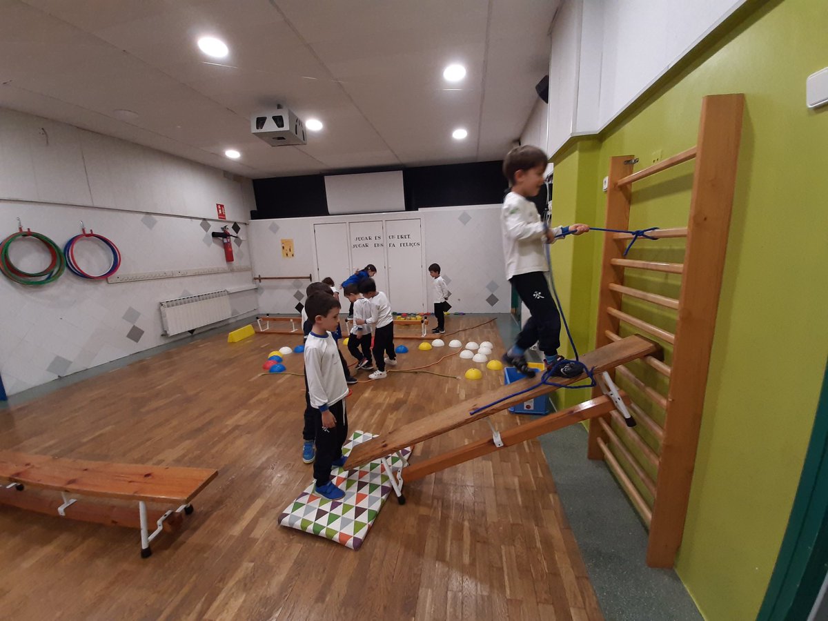 marta_mdc's tweet photo. A psicomotricitat els nens i nenes de P5 han construit els seus circuits de salts i equilibris!!
@escolamdcprat https://t.co/sNnXOocnTS
