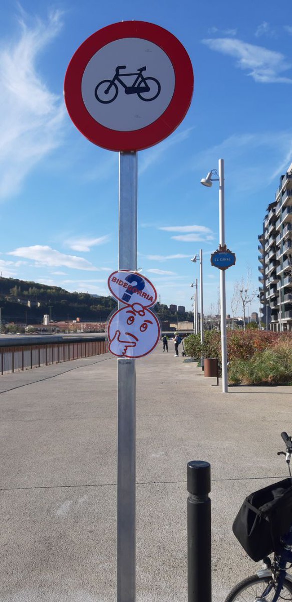Bizizbizibilbao's tweet photo. Bilboko kanalaren zehar pasealeku berria Ghery pte parean @bilbao_udala k bizikletaz pasatzea debekatu digu. Eraiki berri duten espazio zabal batean nahiago izan dute landareak jarri bizikletari lekua eman baino. Noiz arte?
@aavvbilbao
@ZubiArtean https://t.co/bMBI6K7I27