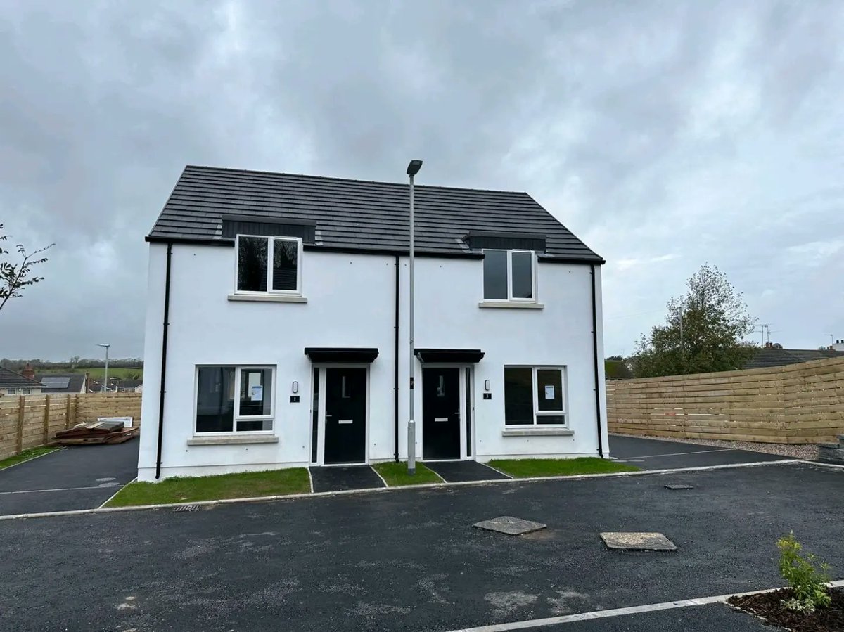 QTFHomes1's tweet photo. 𝙏𝙝𝙚𝙣 &amp; 𝙉𝙤𝙬

8 townhouses in Dromara Co Down. Kits went up in January 2022 and once the top layer of tarmac is laid the new tenants will be in just in time for Christmas 🎅 

Get in touch to talk about our fast turnaround times ⚡⚡

 #timberframe #timberframekit https://t.co/ZYbN8a5q8u