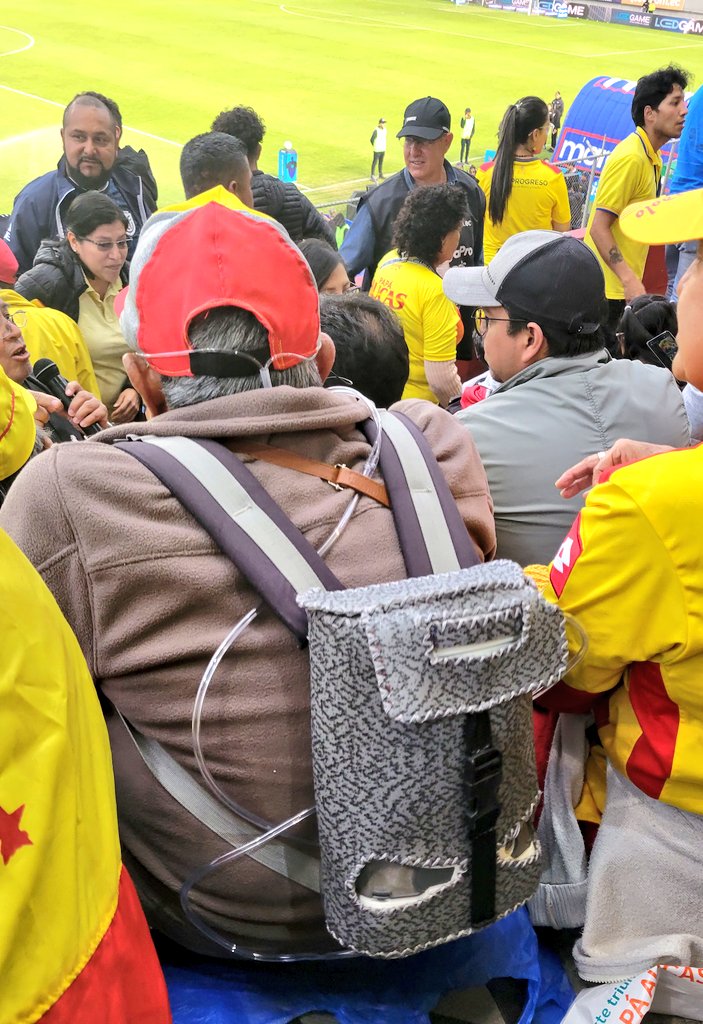 andresgaj's tweet photo. Puede faltar el oxígeno, pero no el corazón. 

Este hincha del #Aucas acudió al estadio con su tanque de oxígeno en la espalda, para ver la final del campeonato ecuatoriano. 

#Aucas2022 
#BarcelonaSC https://t.co/VJJnh7vu3l