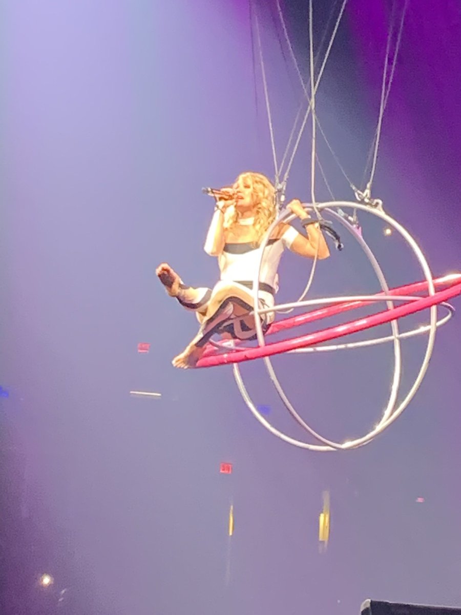 Cutup98's tweet photo. @carrieunderwood @JeffJohnsonFilm @VibrantArena @JimmieAllen What an awesome show!! Thank you @carrieunderwood !!! https://t.co/4uaankEYi9