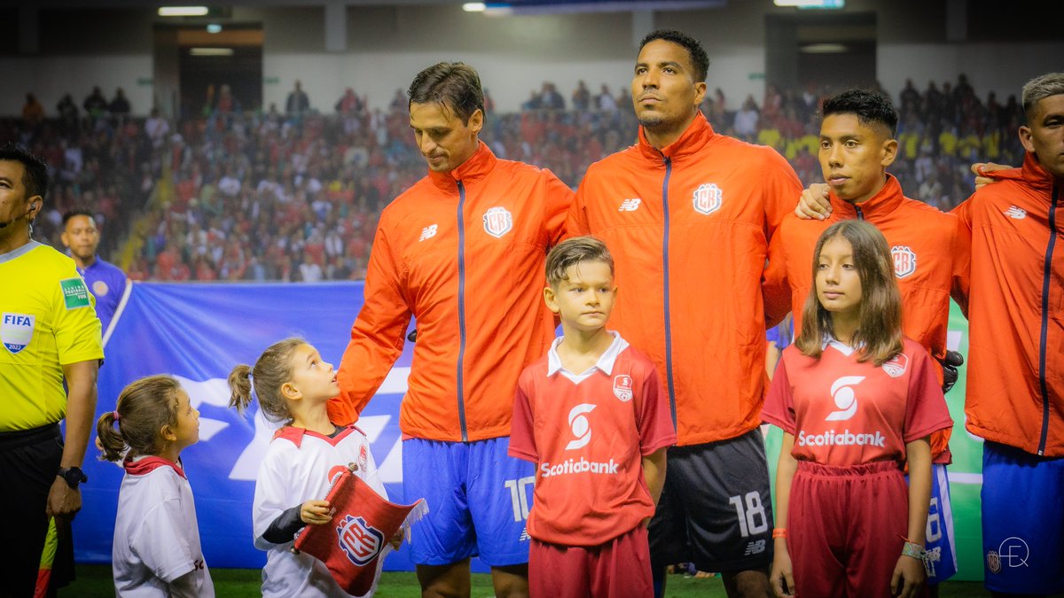 Las miradas del capi en la Despedida 🥺⚽🇨🇷

#FCRF #LaSele #PuraVidaEnQatar22