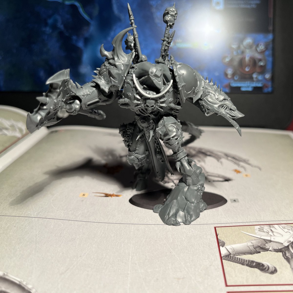 Vulkans_Forge's tweet photo. Couldn’t help myself than make an attempt to build the big guy first 😁 but there’s so many options! 🙈 I think I’ve finally settled on a #Khorne #DaemonPrince to join my #AgeOfSigmar army 😃 #WarhammerCommunity #PaintingWarhammer #WIP #ChaosWarriors https://t.co/zEr0fXhTdM