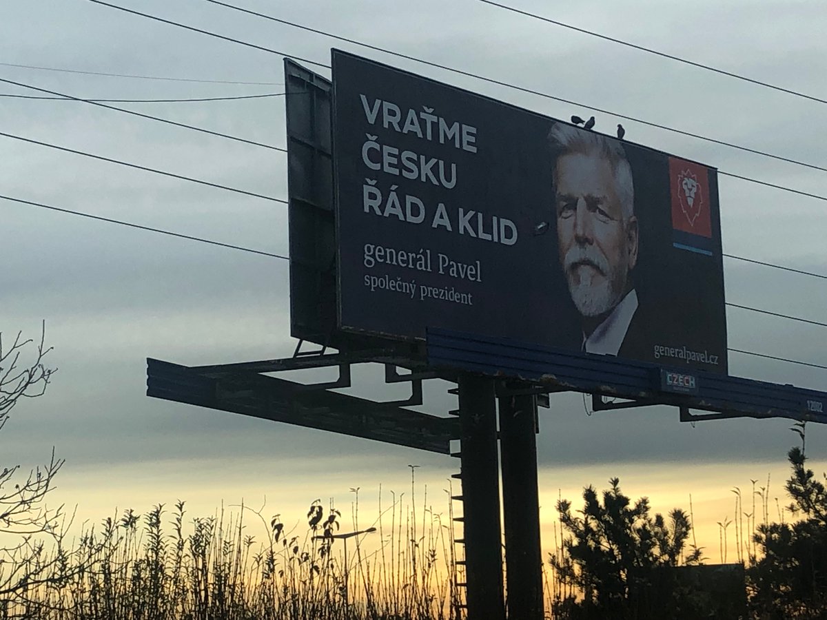 JakubZelezny's tweet photo. Už jsem tu psal o sloganu Protobabiše (@AndrejBabis), teď recipročně o heslu Generálpavla (@general_pavel): Fakt marketéři toho, kdo se chce odstřihnout od minulosti komunistického vojáka, vymyslí řád (evokuje vojenský řád) a klid (evokuje pověstný komunistický klid na práci)? J. https://t.co/sfY414fzJN