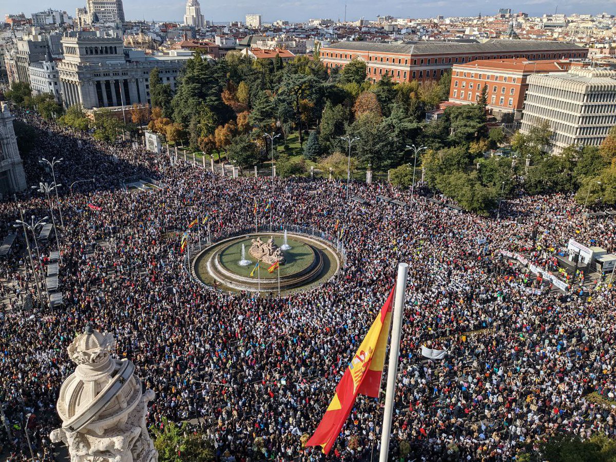 AlanBarrosoA's tweet photo. Ayuso lleva dos días sin tuitear ni decir nada. Supongo que es difícil decir algo después de haber insultado y menospreciado a los sanitarios y luego ver como hoy han llenado Madrid de cientos de miles de personas en defensa de la sanidad pública. https://t.co/zEXJTdhPIg