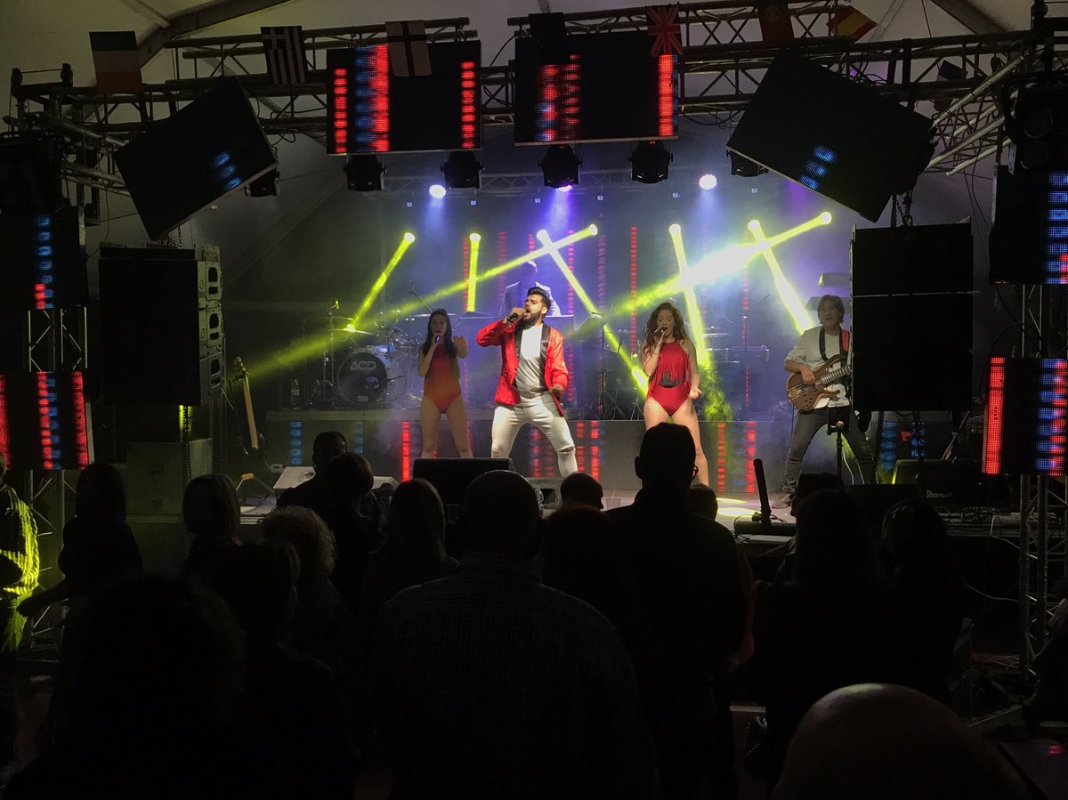 ClavedeSolAlm's tweet photo. Este #Finde hemos estado en #OlulaDeCastro con motivo de sus #Fiestas de #MorosyCristianos 🎉🎶

Ni el frío los para 🥶😎‼️

Muchas gracias por contar con nosotros‼️

#ClaveDeSolEspectaculos
#SomosVerbena https://t.co/8wNbZe8iQi