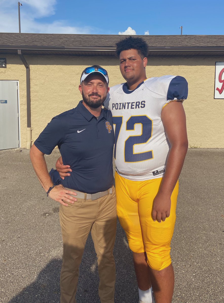 CoachCraft's tweet photo. 2 of the best! Always earned, never given. #pointersfootball https://t.co/wXa09f3eiP