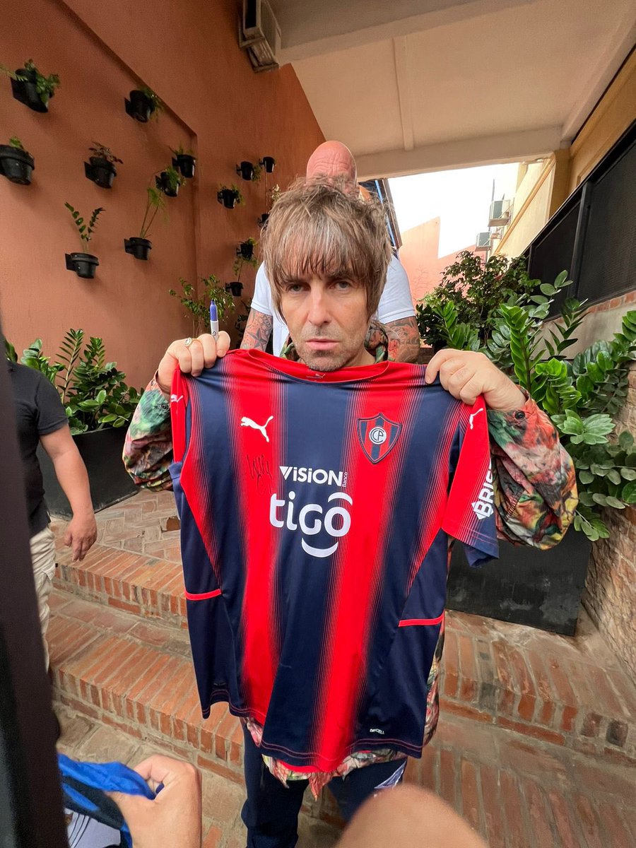 ¿LIAM DEL CICLÓN? | 🔴🔵

El exvocalista de la legendaria banda británica Oasis 🇬🇧 posa con una camiseta del club Cerro Porteño. 

#ElNacional
