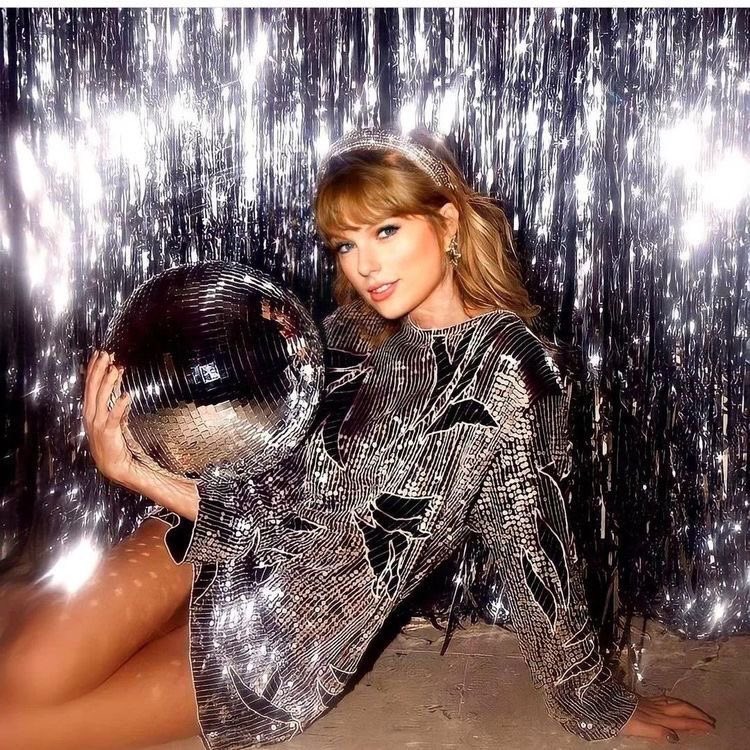TayIorVoteStats's tweet photo. #AMAs’ Twitter STATS for Artist Of The Year 📈

��� —                  : 3.14M (+244.8k) 
🥈 Taylor Swift : 2.64M (+162k)

1 DAY LEFT‼️

🗳 RT = VOTE
🚨 Give © if you want to share! https://t.co/iiylgJFUYV