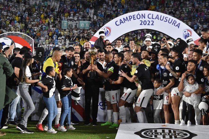 GerardoPelusso's tweet photo. Dos grandes de América se consagraron campeones en sus respectivos países, @ClubALoficial en Perú y @elClubOlimpia en Paraguay. Ambos equipos me trataron de maravilla y con los dos vivimos la experiencia de levantar la copa. Salud campeones! https://t.co/05OhNCXg4H