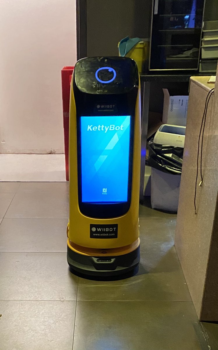 Went to a japanese resturant this weekend where they had a robot bringing out the food 🍣 🍱 Would this not be perfect to have in the lab? Bring buffers and glassware? And chocolate for to the office? 🤖