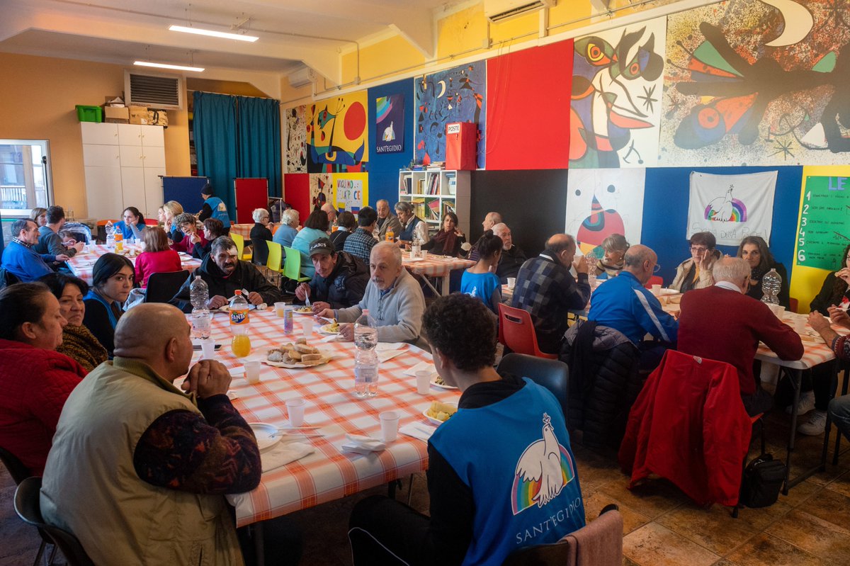 VFornara's tweet photo. #GiornataMondialedeiPoveri a #Novara pranzi dell'amicizia e preghiere per la pace nei quartieri perchè "l'amicizia è un pane che si mangia insieme!" Grazie a tutti quelli che in questo giorno hanno scoperto con @santegidionews che c'è più gioia nel dare che nel ricevere https://t.co/6W7Sy5Juo1