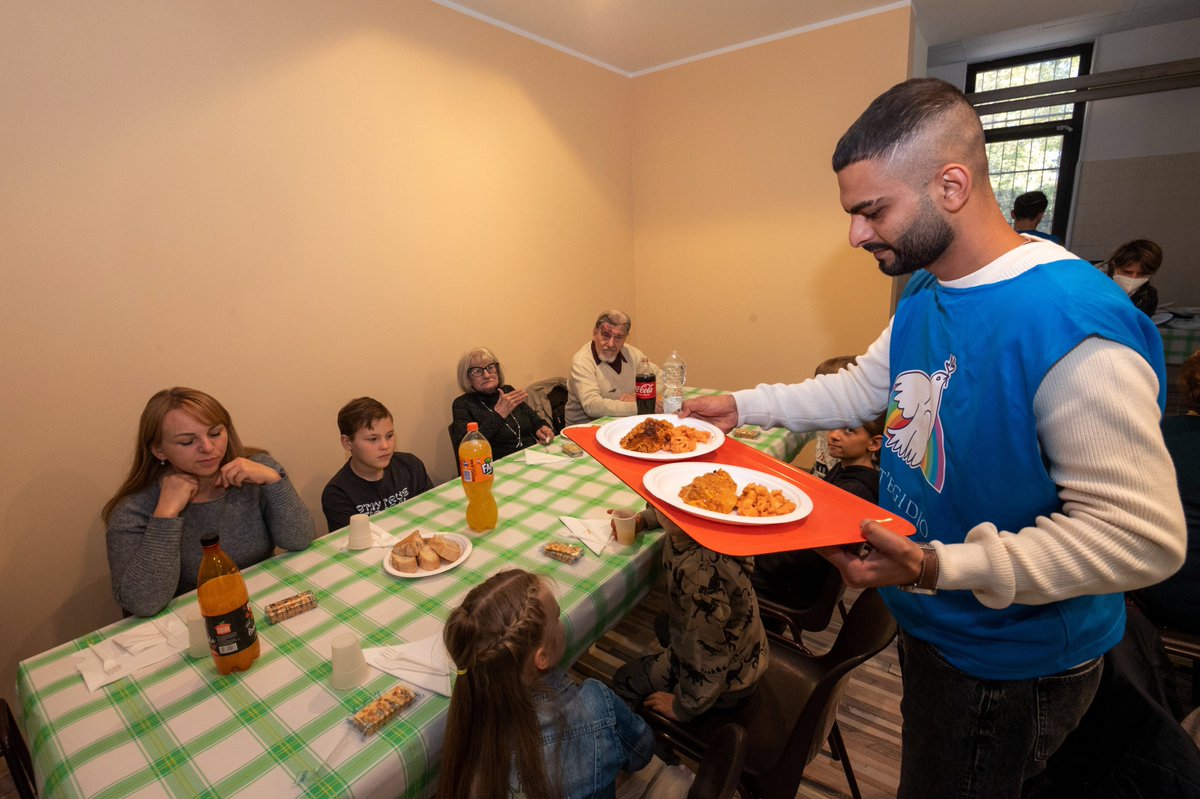 VFornara's tweet photo. #GiornataMondialedeiPoveri a #Novara pranzi dell'amicizia e preghiere per la pace nei quartieri perchè "l'amicizia è un pane che si mangia insieme!" Grazie a tutti quelli che in questo giorno hanno scoperto con @santegidionews che c'è più gioia nel dare che nel ricevere https://t.co/6W7Sy5Juo1