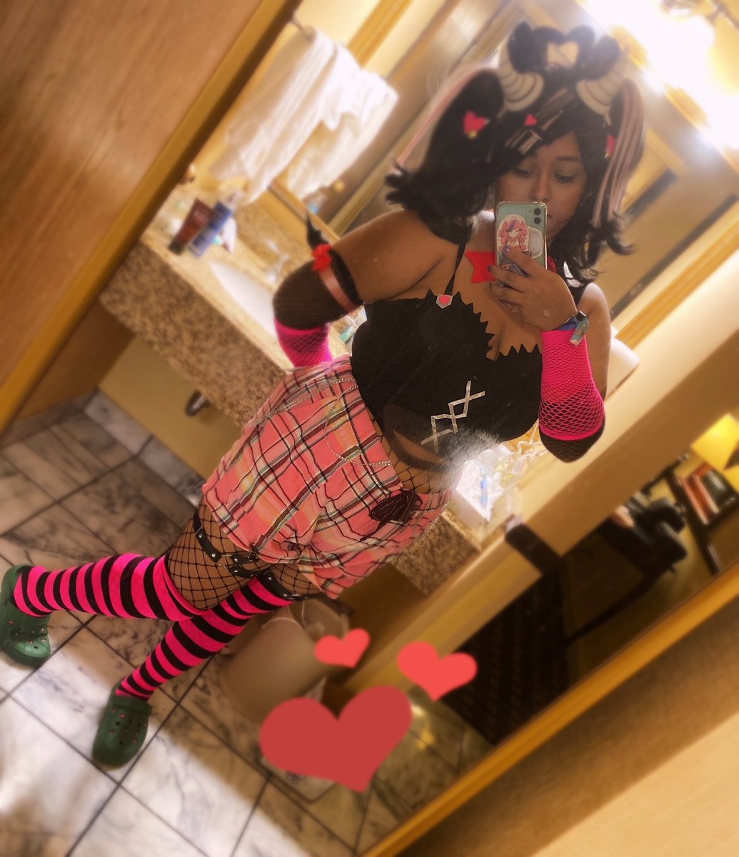 Asmina39's tweet photo. I’m so happy I finally finished my copper cat @ironmouse cosplay!
A good handful of ppl recognized copper cat! 
#axchibi #coppercat #ironmouse #vtuber #vshojo https://t.co/0yNmI0Cke5
