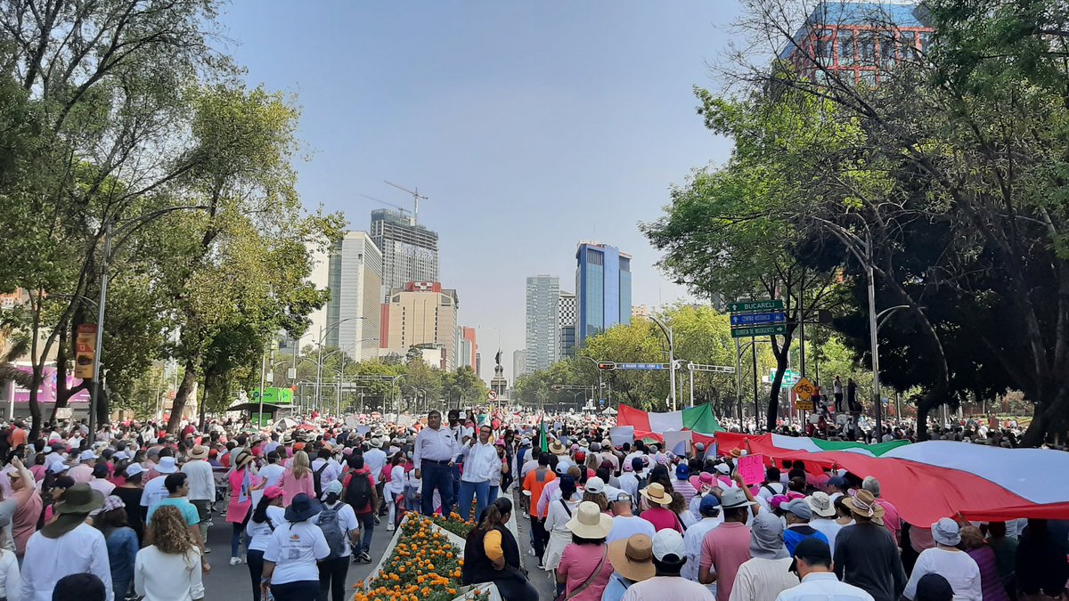 hugojaquezb's tweet photo. No somos uno, no somos cien. Pinche gobierno, cuéntanos bien. 🖐 #MarchaPorLaDemocracia https://t.co/yB6ZRMkL0M