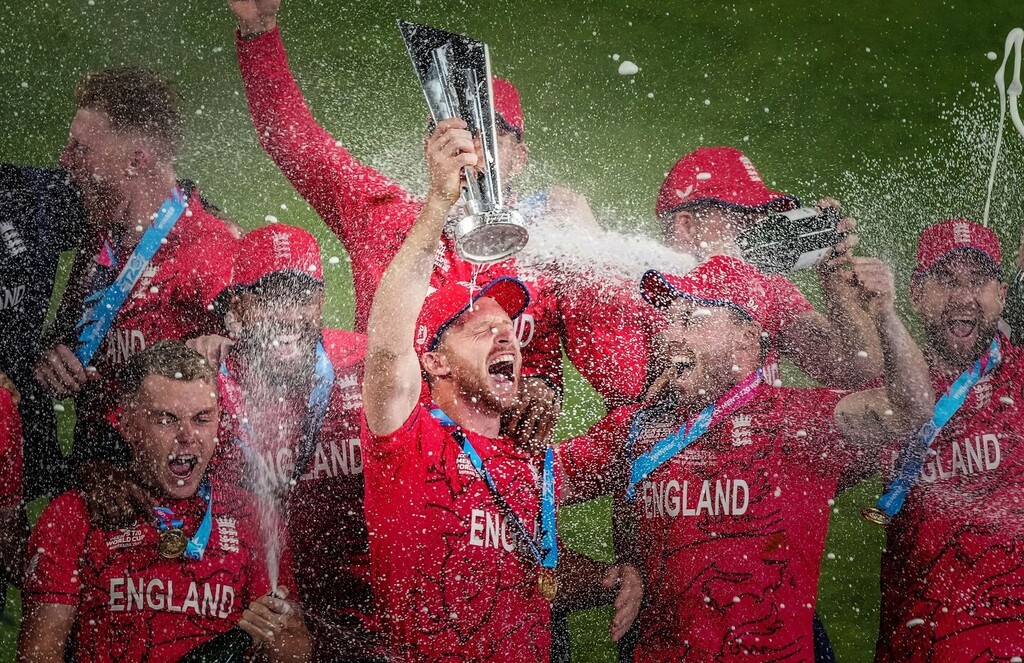 England captain Jos Buttler lifts the ICC Men's T20 World Cup Trophy after winning the ICC Men’s T20 World Cup 2022 Final between England and Pakistan at the MCG in Melbourne, Sunday, November 13, 2022. (AAP Image/Scott Barbour)

#cricket #t20worldcup #t… instagr.am/p/Ck6n2UtBFhi/