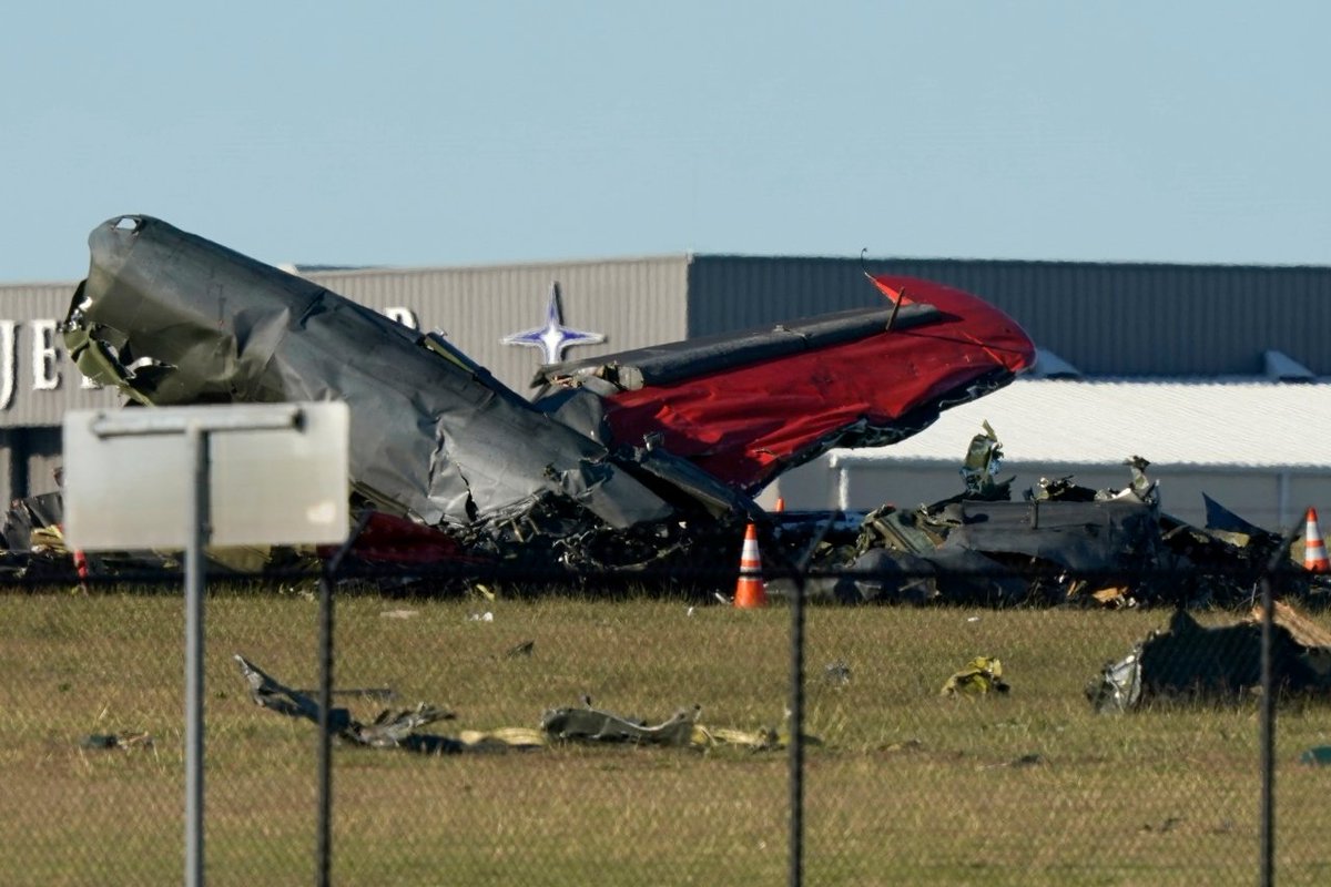 6 killed after vintage aircraft collide at Dallas air show trib.al/Okx2aJL