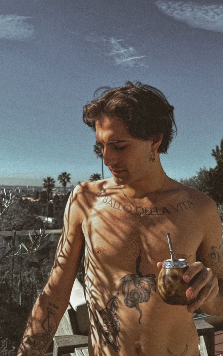 »𝕋𝕙𝕖 𝕤𝕦𝕟 𝕨𝕚𝕝𝕝 𝕤𝕙𝕚𝕟𝕖 𝕠𝕟 𝕦𝕤 𝕒𝕘𝕒𝕚𝕟 »

#SeductiveSunday