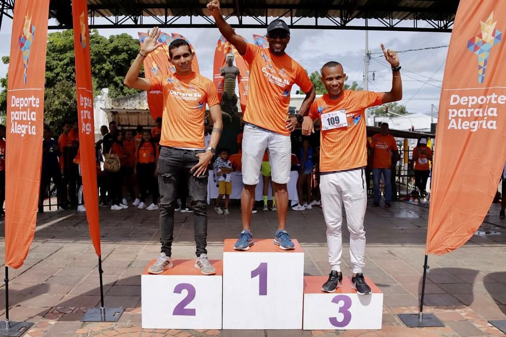 carlosecaicedo's tweet photo. Incentivar el deporte y la práctica de la actividad física fortalece una  generación saludable alejadas de las drogas. Hoy cumplimos la 2 versión de la 5k en Plato, 700 participantes de diferentes barrios y municipios cercanos salieron a correr con nosotros.
#DeporteParaLAalegría https://t.co/h9OxVmDVnk