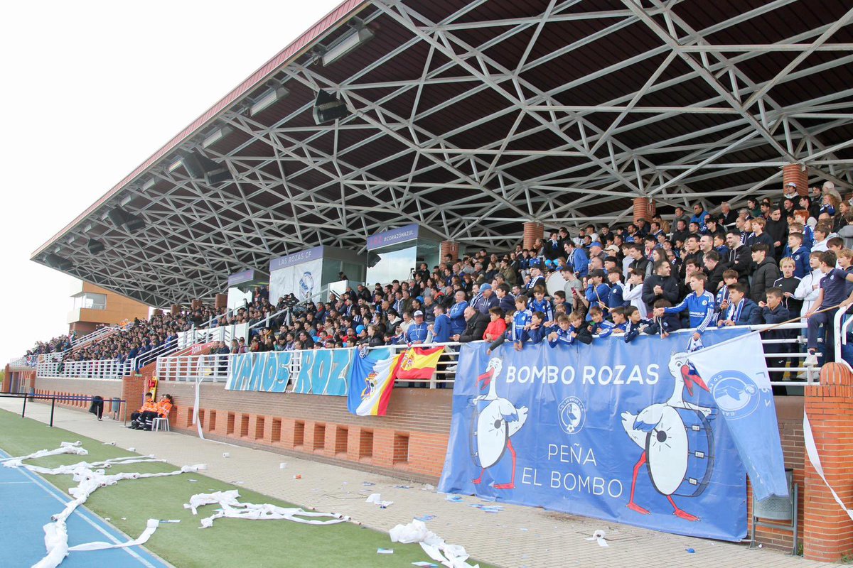 CarlosRdiguez17's tweet photo. Gracias por el apoyo total. Como siempre y en cada partido, increíble!
No dejaremos de esforzarnos por dar más y mayores  alegrías a @LasRozas_CF y a su afición!
#CorazonAzul 💙⚽️ https://t.co/Zoua5r95gM