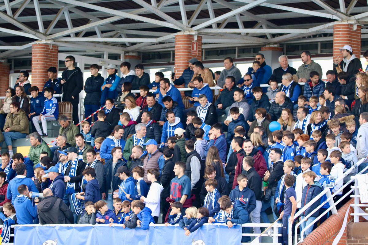 CarlosRdiguez17's tweet photo. Gracias por el apoyo total. Como siempre y en cada partido, increíble!
No dejaremos de esforzarnos por dar más y mayores  alegrías a @LasRozas_CF y a su afición!
#CorazonAzul 💙⚽️ https://t.co/Zoua5r95gM