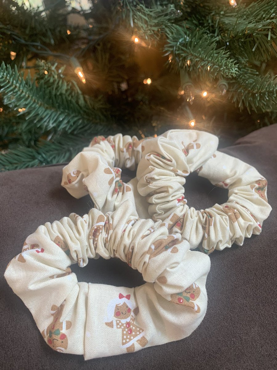 Looking for a good Christmas gift?🙀
How about these handmade Scrunchies❤️
Support a small biz this holiday season 🥰
Buy them individually for $4.50 OR 
2 pack : $8 
3 pack: $12
4 pack: $16
ALL ORDERS include FREE SHIPPING &amp; FREE STICKERS😍
etsy.com/shop/AlishaJea…