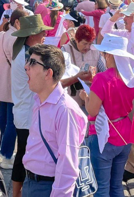 brizno's tweet photo. '@Antonio22934438 @brizno
La manipulación al nivel de la desesperación>>Exactamente derechanguito, me leíste el pensamiento. De nada.
#marchaINE 
#ElINENoSeToca https://t.co/V3sIaywKNZ