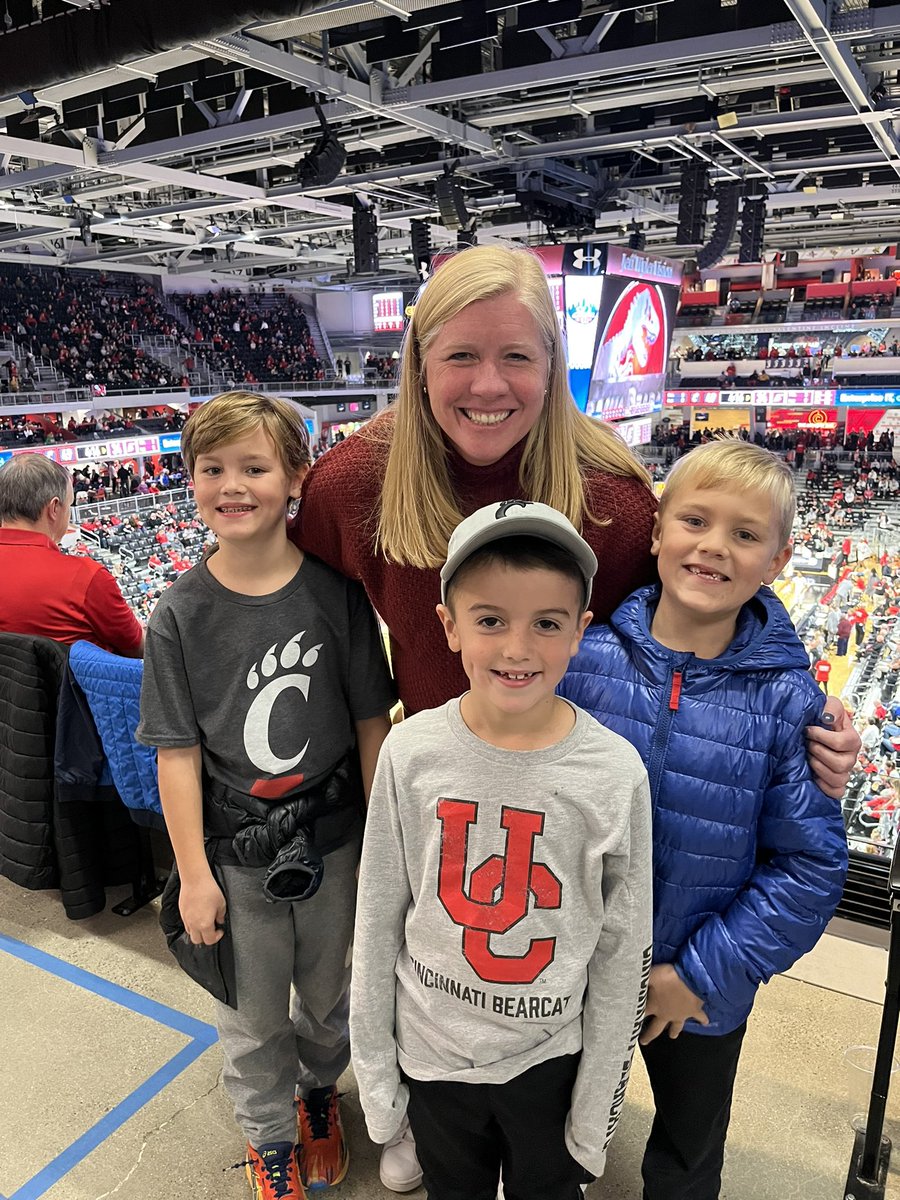 lgmoyer's tweet photo. What a fun day cheering for the Bearcats AND #11 for EKU 🏀 @Holtclass https://t.co/SoURSRanqk